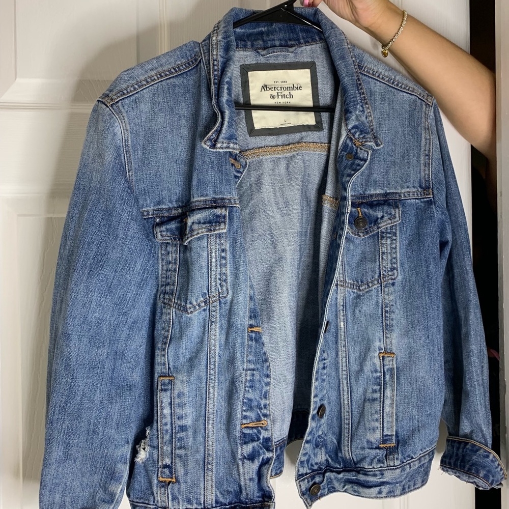 CANT FIT; FITS LIKE MEDIUM